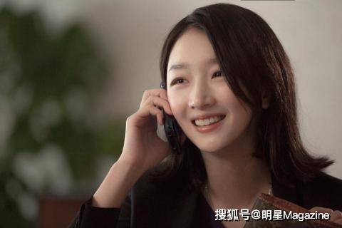周冬雨最新杂志封面，展现变化的力量，自信成就无限魅力