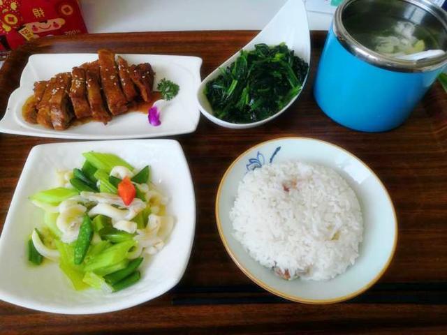 最新月子莱，小巷中的美食秘境探索