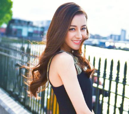 迪丽热巴最新写真展现美腿魅力，背后的友情与陪伴故事引人关注
