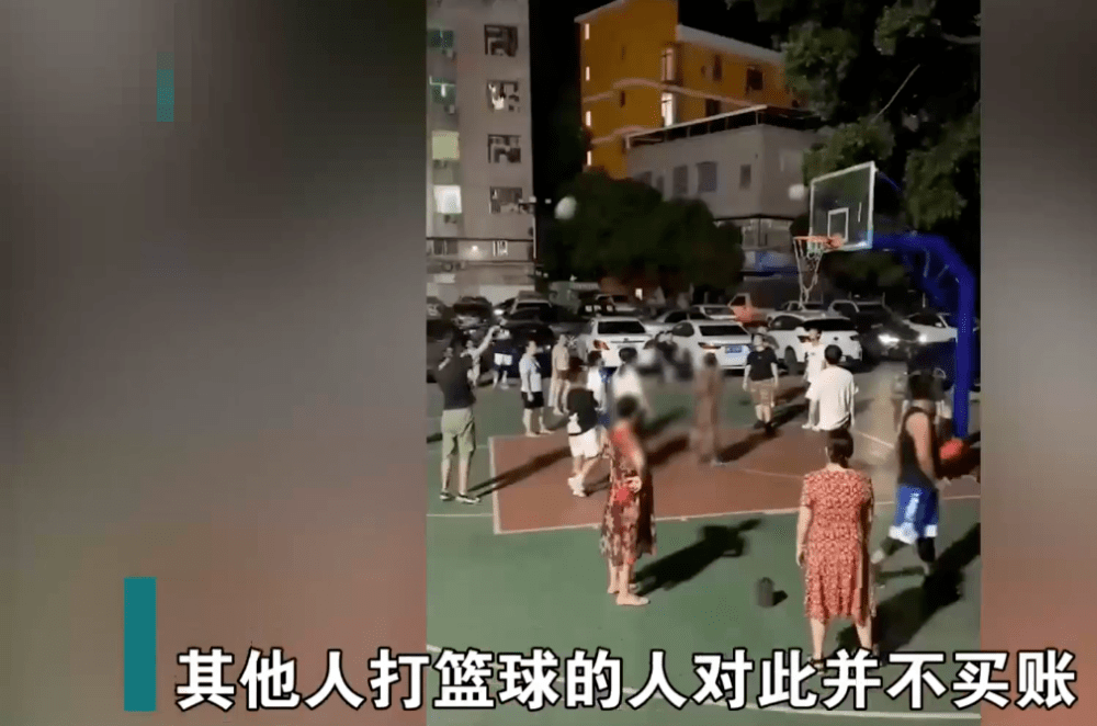 篮球场与广场舞，冲突与和谐共舞，展现自信与成就之路