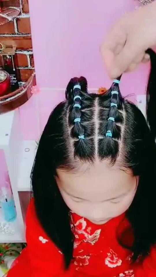 小孩最新编发，小辫子展现自信与成长力量